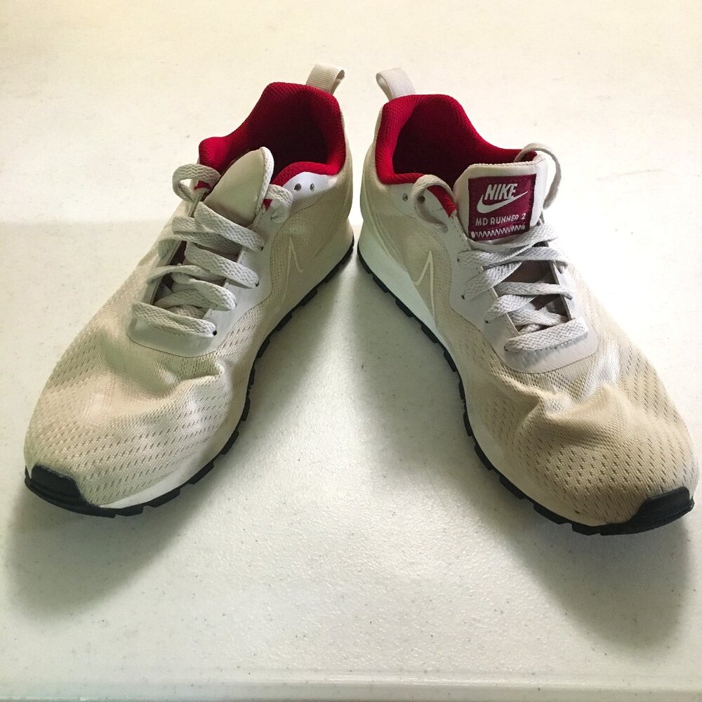 Nike MD Runner 2 Sneakers Tennis Shoes Size 9 Pre-Owned Worn Once